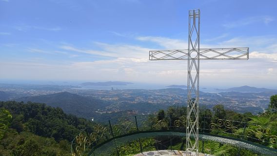 Tour por la ciudad de Sabah: Museo de Sabah, Granja de Cocodrilos, Mezquita de Kota Kinabalu y Colina Kokol