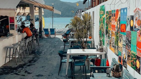 Tour di un giorno a Sanya con noleggio con conducente esclusivo per visitare Houhai Village, Yalong Bay, Coconut Dream Corridor e Luhuitou, con servizio in inglese disponibile.