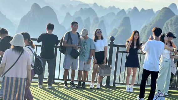 Guilin: Lawatan Sehari ke Bukit Xianggong Yangshuo untuk Menyaksikan Matahari Terbit & Cruise 4 Jam di Sungai Li
