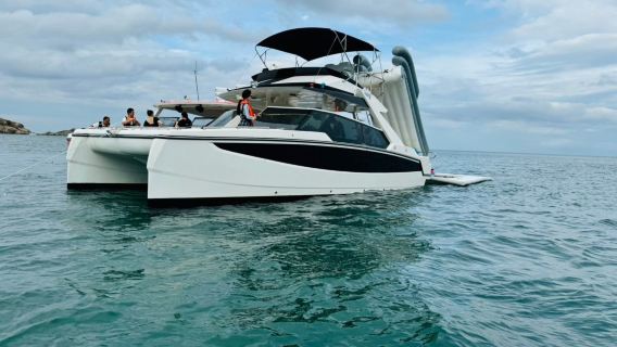 Weihai Yacht | 13m Jinhaixiaoke Catamaran Flybridge Party Yacht - 3-Hour Private Charter + Fruits & Drinks + Yacht Driving Experience + Seagull Feeding + KTV + Sea Fishing
