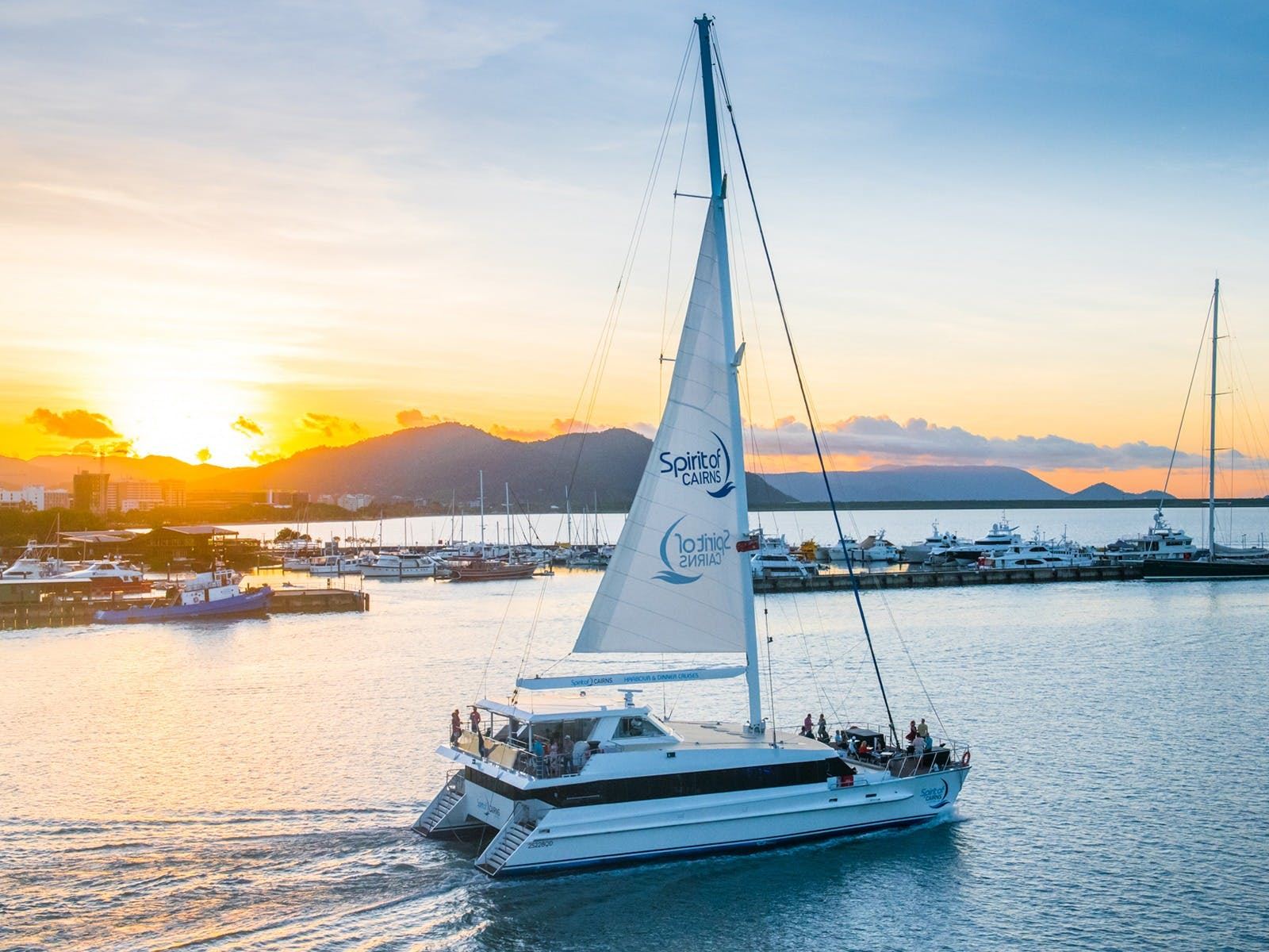 Cairns Grande barriera corallina Sunset barca a vela Spirit of Cairns