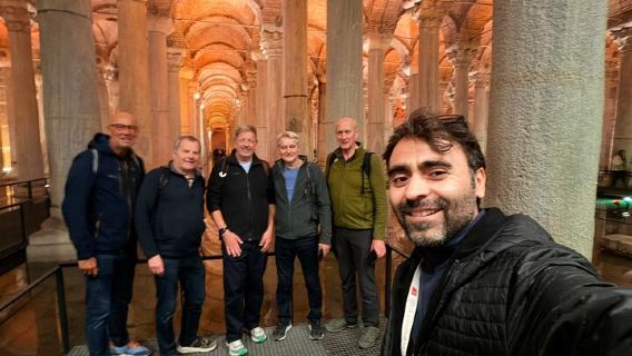 ツアーガイドのヌリ・エルバイによるバシリカ・シスタンのプライベートガイドツアー