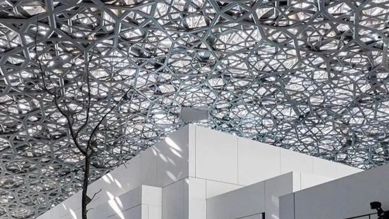 Abu Dhabi Private Car 1-day Tour: Louvre + Yas Island Park + World Market