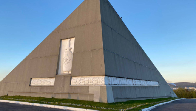 Murmansk city day tour (customizable surrounding tours available) with hotel pickup and drop-off