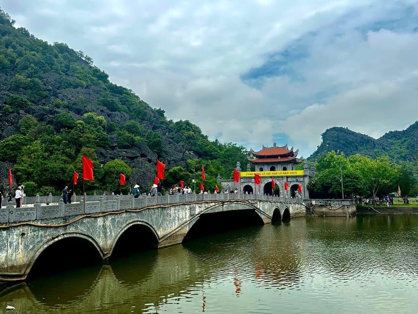 Mua Cave Trang An Hoa Lu With Small Group Of 9 By Limousine