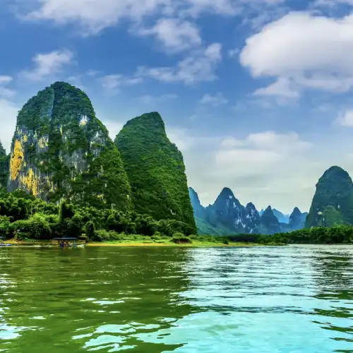 漓江風景区の遊覧船＋遇龍河＋銀子岩＋相公山＋千里江山図大型水墨画