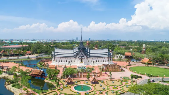Bangkok Private Tour: Giant Golden Buddha (Wat Paknam) & Ancient City (Muang Boran)