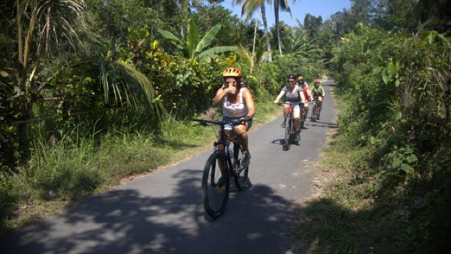 Fietstocht door het platteland naar Golong Village en Lingsar Temple