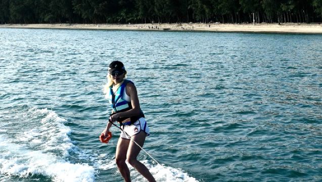 คอร์สเรียนเล่นกระดานโต้คลื่นไฟฟ้าแบบตัวต่อตัว Sanya - 80 นาที พร้อมถ่ายทำ