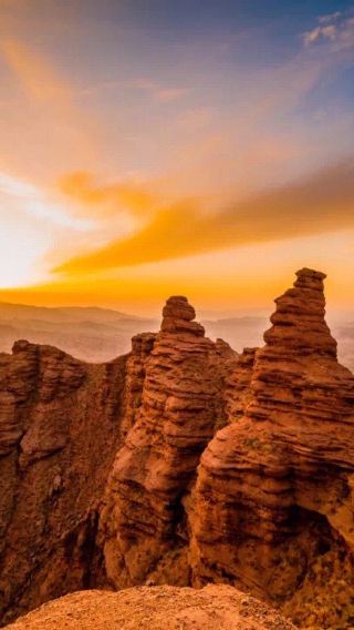 Zhangye Pingshan Lake Grand Canyon half-day tour (sheer red cliffs, traversing a geological wonder formed over hundreds of millions of years)