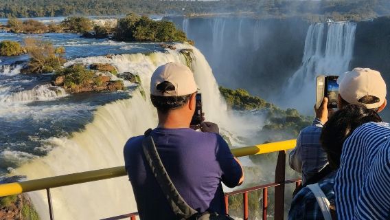 Perjalanan satu hari ke Air Terjun Iguazu di Brasil dan Argentina