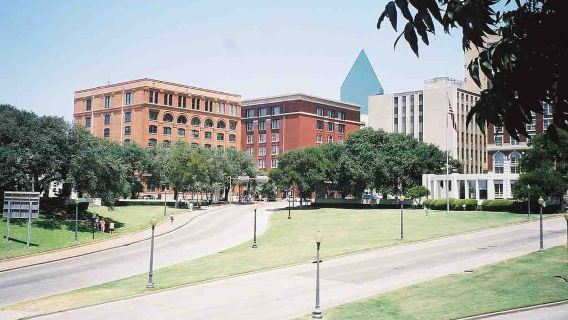 Passeio de Áudio pelos Destaques de Dallas: Pontos Turísticos Culturais e Históricos
