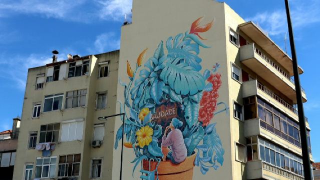 Lissabon: Begeleide kleine groepswandeling langs straatkunst