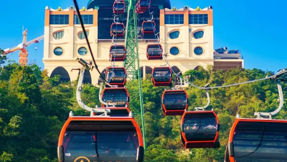 Partenza da Ho Chi Minh City: tour di un giorno ai tunnel di Cu Chi, al Tempio Cao Dai e al Monte della Vergine Nera