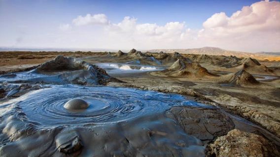Recorrido por las artes rupestres y los volcanes de lodo de Gobustán