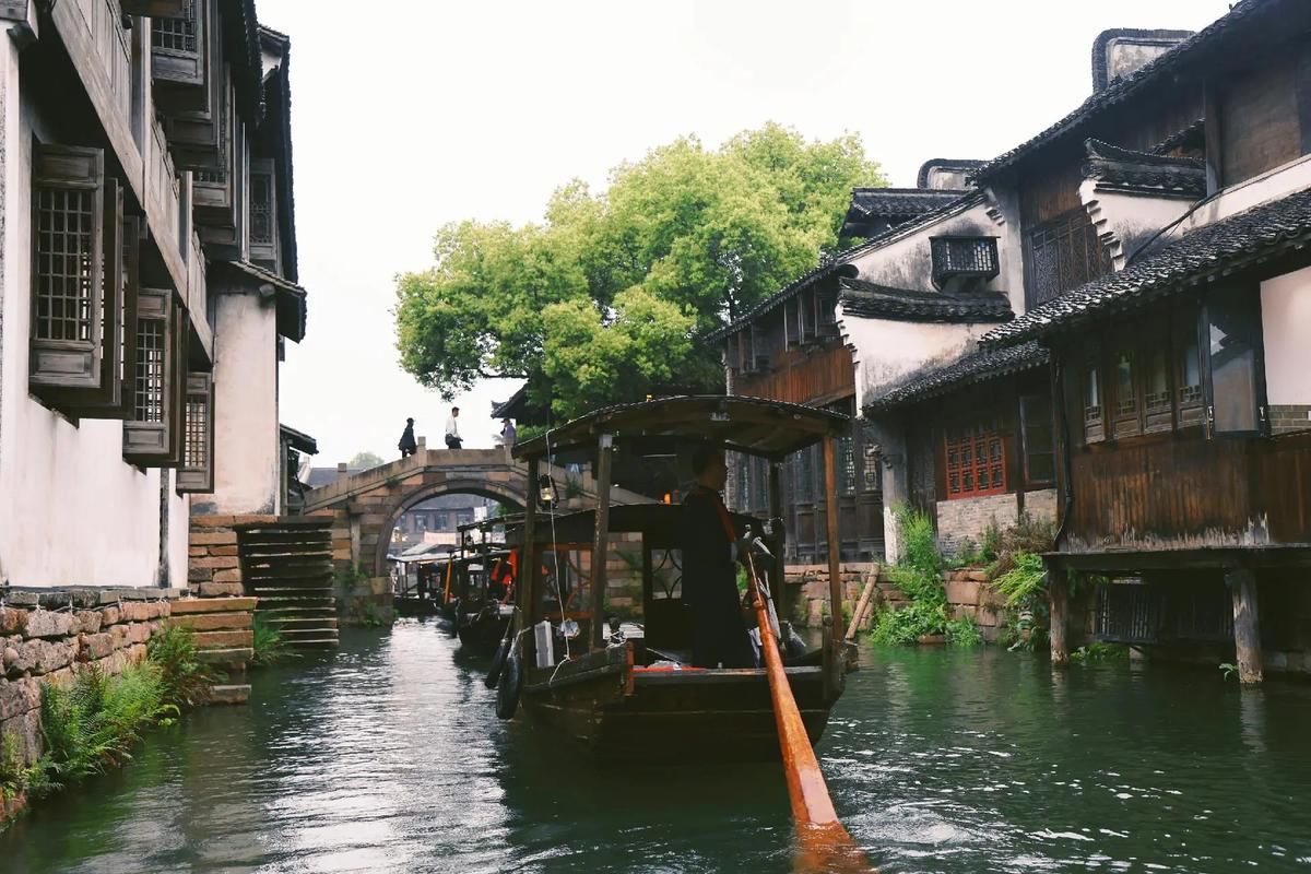 ไกด์นำเที่ยวภาษาต่างประเทศเมืองโบราณอูเจิ้น ภาษาอังกฤษ ฝรั่งเศส เยอรมัน สเปน สามารถปรับแต่งแผนการท่องเที่ยวได้