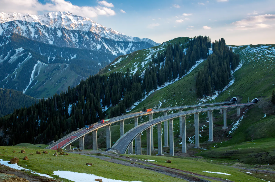 Xinjiang Specialized Language Tour: Fluent in Chinese, English, and Cantonese | French/German/Spanish/Russian-speaking guides | Full itinerary commentary in Northern and Southern Xinjiang | Custom private charter tours