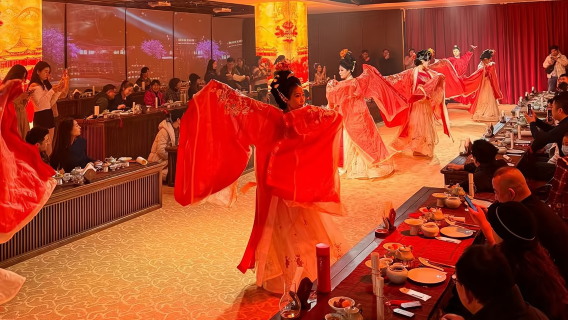Zhengzhou Grand Tang Banquet - Esperienza immersiva del banchetto imperiale della dinastia Tang (eredità artigianale della cucina Henan + danze e musica Tang + opzionale cambio abiti in stile Hanfu Tang + festa audiovisiva immersiva nello stile Tang)