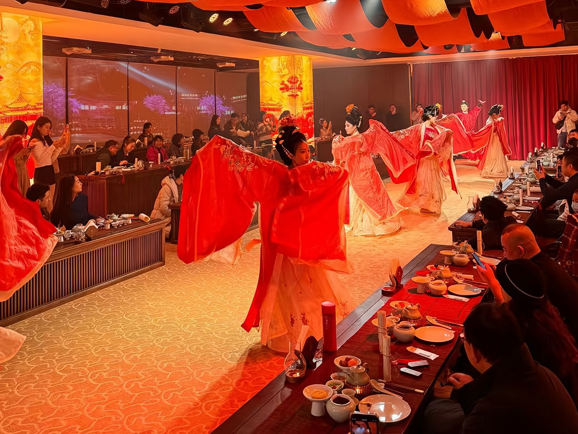 Banquete Imperial de la Dinastía Tang en Zhengzhou - Experiencia Inmersiva del Esplendor de la Corte Tang (herencia de la gastronomía exquisita de Henan + música y danza de la dinastía Tang + banquete audiovisual inmersivo con estilo Tang)