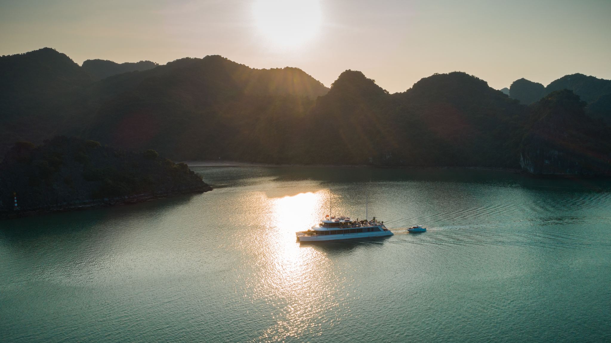 Ha Long Bay Catamaran Dinner cruise– Night View, Squid Fishing...