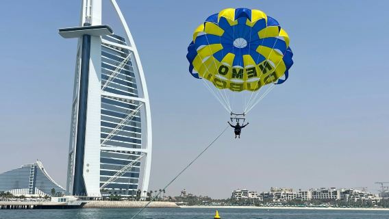 พาราเซลลิ่งดูไบ: สัมผัสประสบการณ์ชมวิวตึกเบิร์จ อัล อาหรับ
