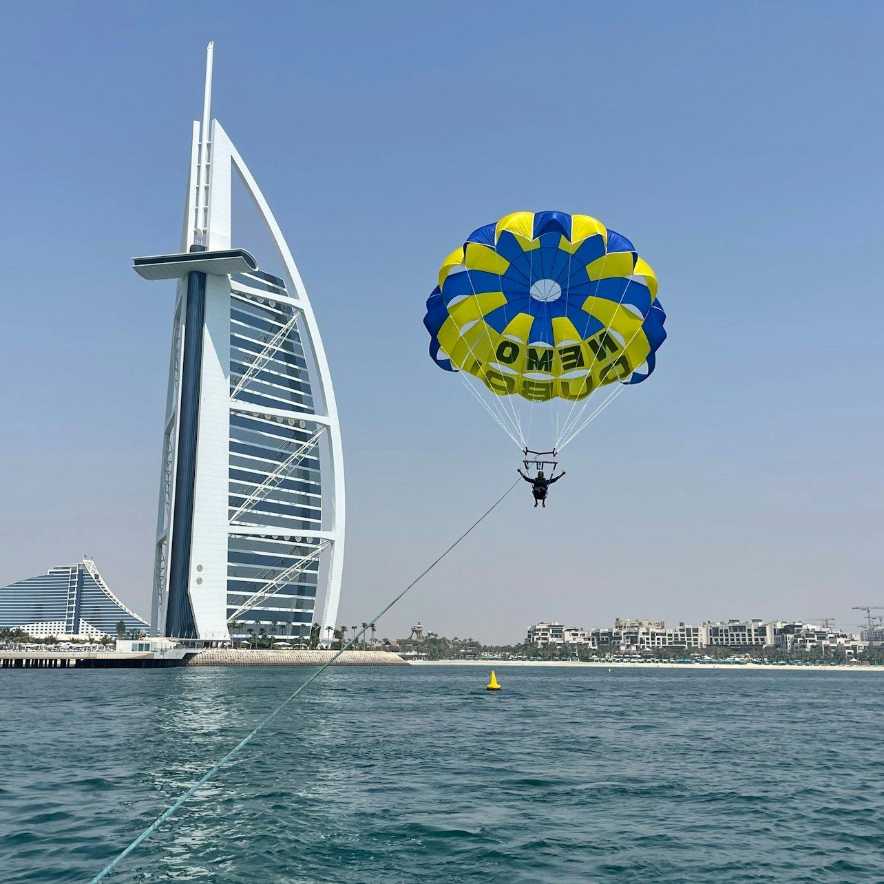 Parachute ascensionnel à Dubaï : une expérience offrant une vue imprenable sur le Burj Al Arab