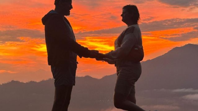 ทัวร์รถจี๊ปบาหลี ชมพระอาทิตย์ตกที่ภูเขาไฟสวยงามและคาเฟ่ที่กินตามานี