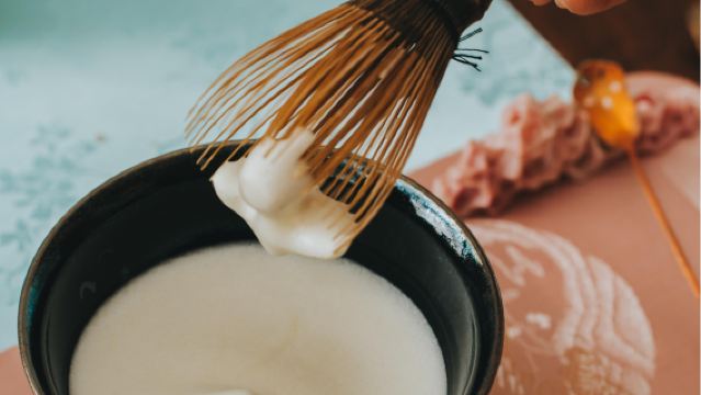 West Lake Pleasure Boat Cruise + Prince Bay Flower Viewing + Lakeside Courtyard Afternoon Tea + Song Dynasty Tea Whisking Half-day Tour