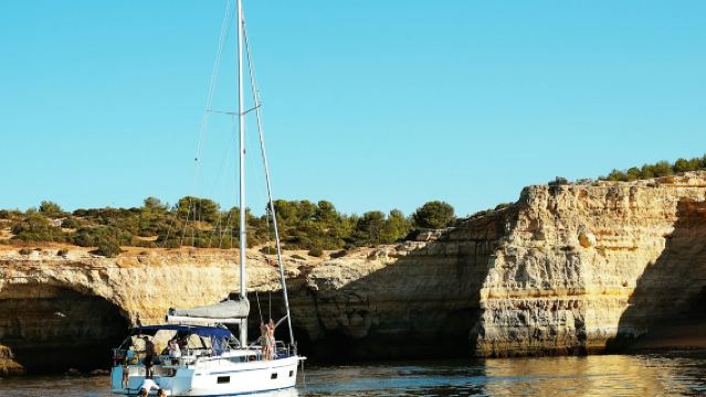 Benagil-Höhlen: Luxuriöse Segelyacht-Kreuzfahrt am Morgen ab Portimão