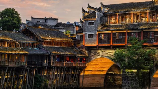 Furong Town + Fenghuang Ancient Town Night View Half-Day Tour [Small Group of 8/Zero-Distance Waterfall Crossing/Night Cruise]