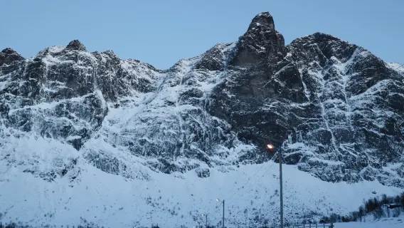 Ilha Kval em Tromso, Noruega (Natureza Ártica + Ilha de Fiorde)