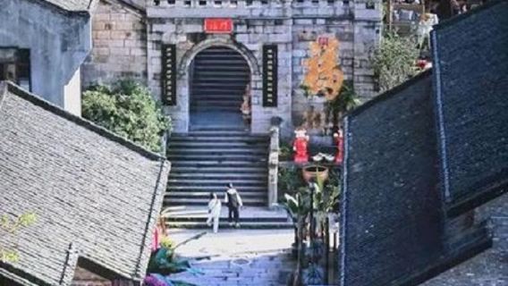 長江索道+白公館+三峽博物館+渣滓洞+輕軌穿樓+洪崖洞民俗風貌區一日遊