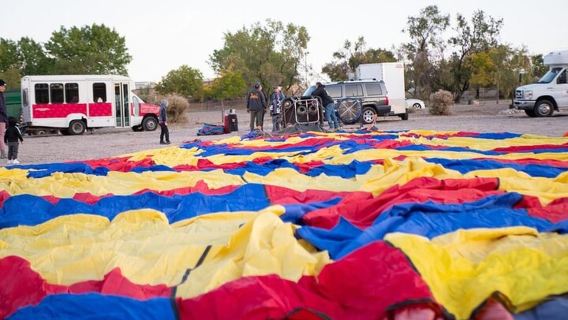 Albuquerque: Sunrise Hot Air Balloon Flight with Toast