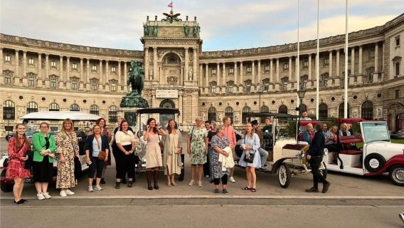 Vienna: Old Town Sightseeing Tour in a Vintage-Style E-Car