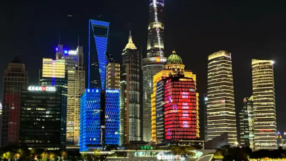 Huangpu River Premium Night Cruise with Chinese-English Guide & Exquisite Gift