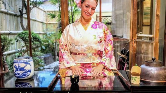 Ceremonia herbaciana przy stole w 100-letniej machiya w Kioto