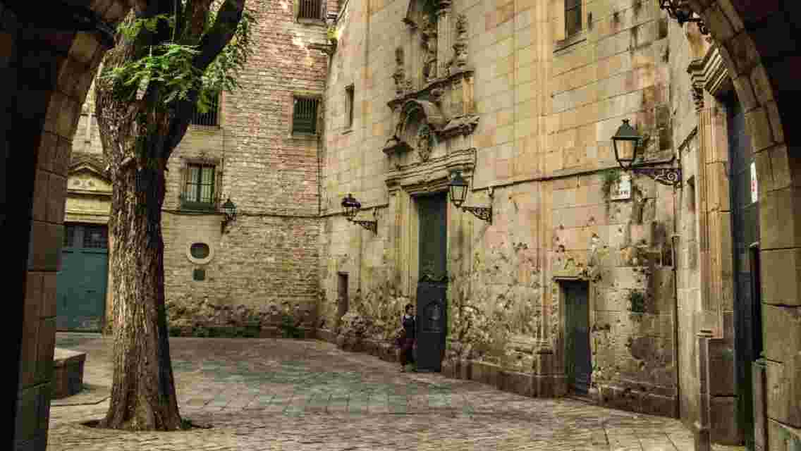 Walking Tour Barcelona Old Town: Gothic Area & Born