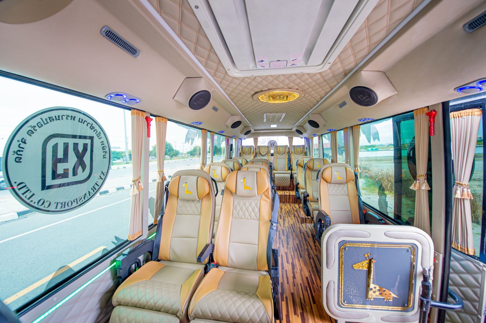 Esperienza approfondita in lussuoso bus "Chihiro": Distretto di Damnoen Saduak + Mercato ferroviario di Maeklong + Giro in treno retrò + Pediluvio SPA nelle saline + Cucina Michelin + Servizio fotografico professionale