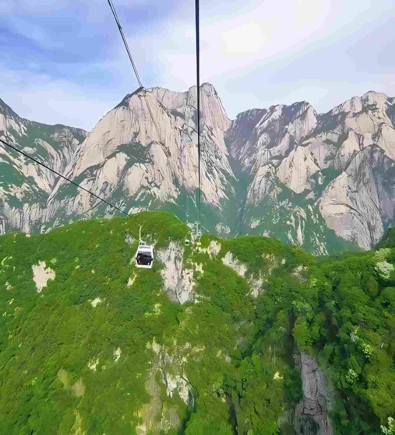 Avventura sul Monte Huashan: Scalate le Lendarie Cime della Cina