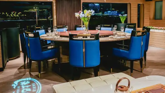 【上海遊艇18888生日求婚驚喜佈置圓桌中餐套餐】70呎雙體豪華遊艇夜遊黃浦江90分鐘+圓桌中餐用餐90分鐘+佈置