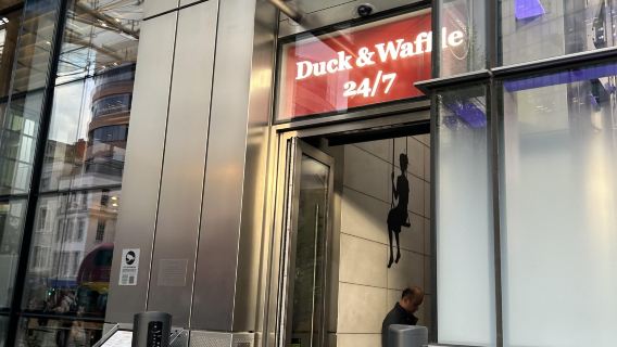 London CDUCK&WAFFLE tempahan tempat duduk restoran viral