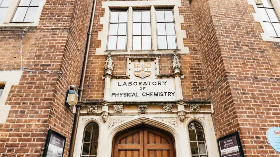 Visite à pied de l'Université de Cambridge par les anciens élèves et le Kings College