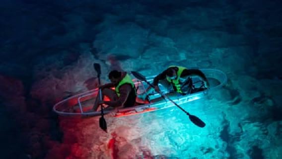 Pula : excursion nocturne en kayak avec kayaks lumineux
