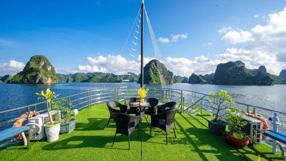 Vịnh Hạ Long 1 ngày: Chèo thuyền kayak, bơi lội, hang Sửng Sốt, đảo Titop