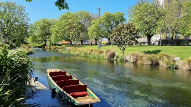 Christchurch International Antarctic Centre + Museum + Punting On The Avon (Antigua Boat Sheds) + Tamaki Heritage Village 1-day tour