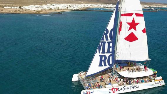 La Graciosa: Crociera Guidata in Catamarano + Giro in Traghetto + Trasferimento da Lanzarote
