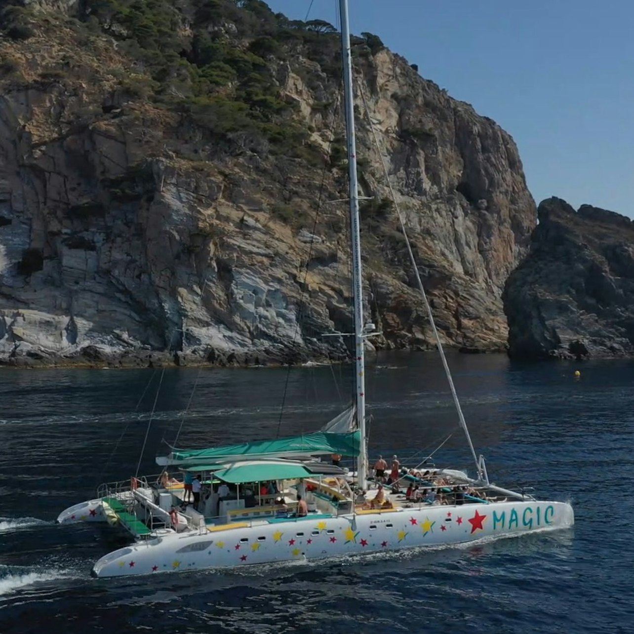 ノルフェー岬とカダケス：バラ発のセーリング旅行