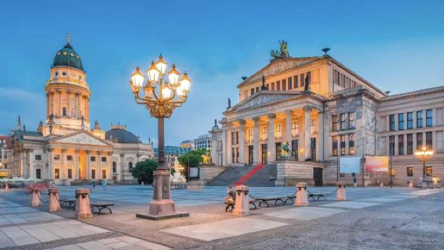Lawatan sehari ke Muzium Yahudi Berlin, Bangunan Reichstag, Brandenburg Gate dan Checkpoint Charlie di Jerman