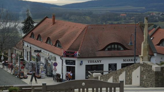 匈牙利私藏｜蒂豪尼漁村+草藥園+冰湖風光包車一日遊