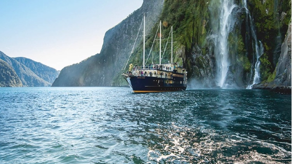 Excursión de un día al fiordo Milford en Nueva Zelanda - RealNZ Monarch y Haven - Ida y vuelta desde Queenstown y Te Anau